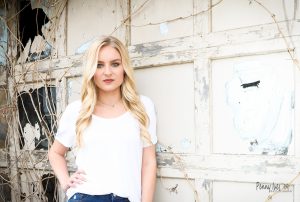 Senior girl, Senior Portrait Session, Senior Portrait, Senior Pictures, Senior Girl pose, Downtown McKinney, McKinney, Texas, Outdoor photo back drops